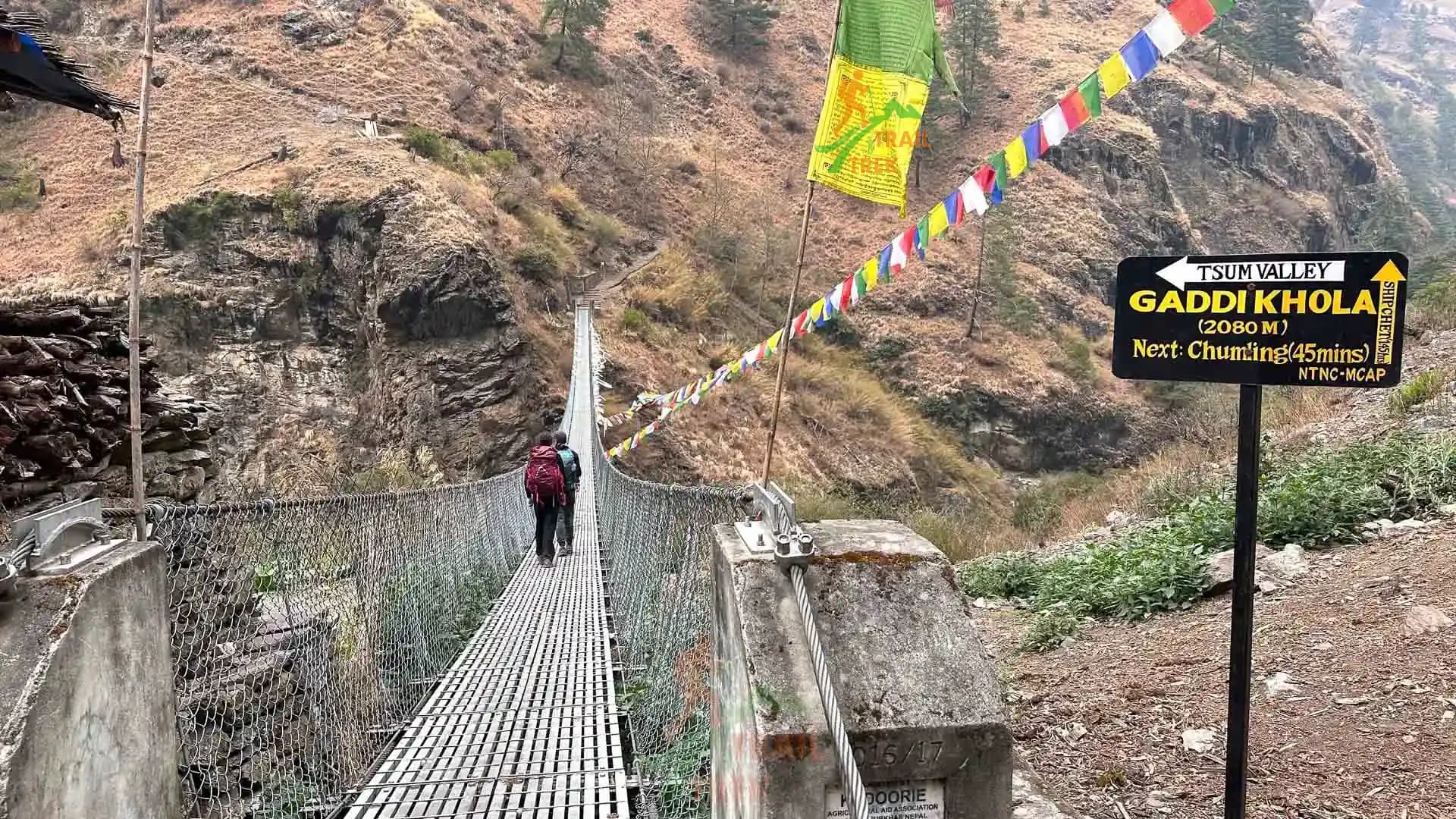 marking showing a route towards a suspension bridge